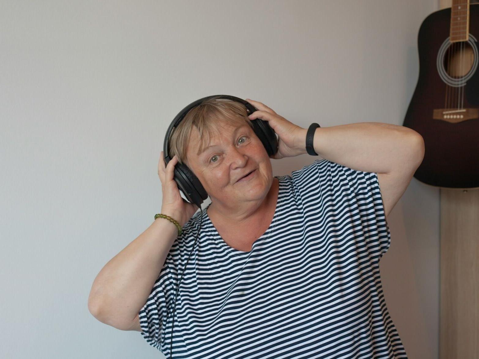 Study finds listening to music reduces dementia risk for elderly